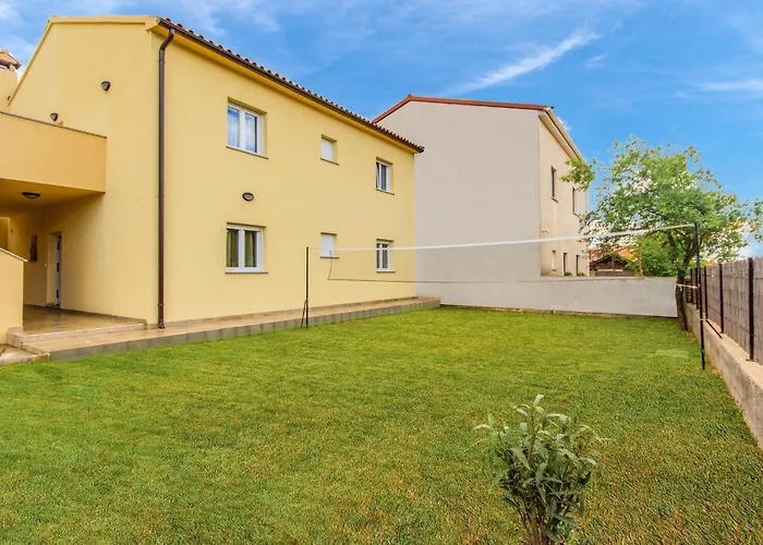 4 Bedroom Amazing In Vakantiehuis Pula