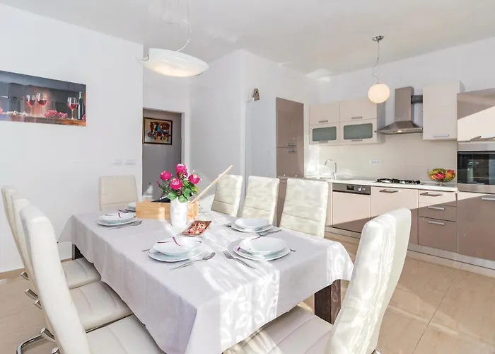 4 Bedroom Amazing In Pula