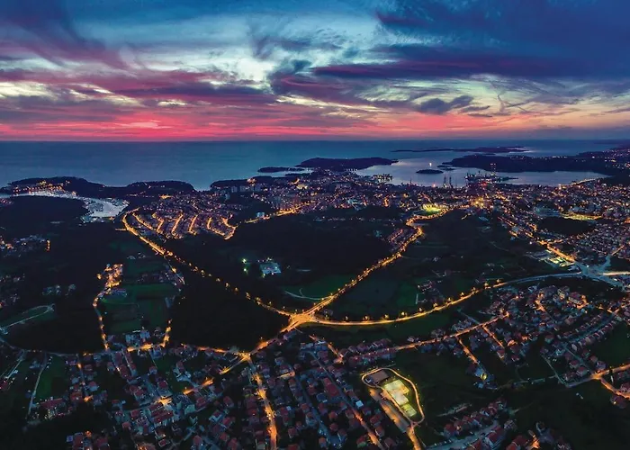 4 Bedroom Amazing In Σπίτι διακοπών Πούλα