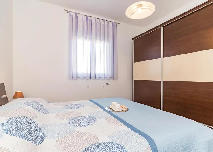 4 Bedroom Amazing In Πούλα