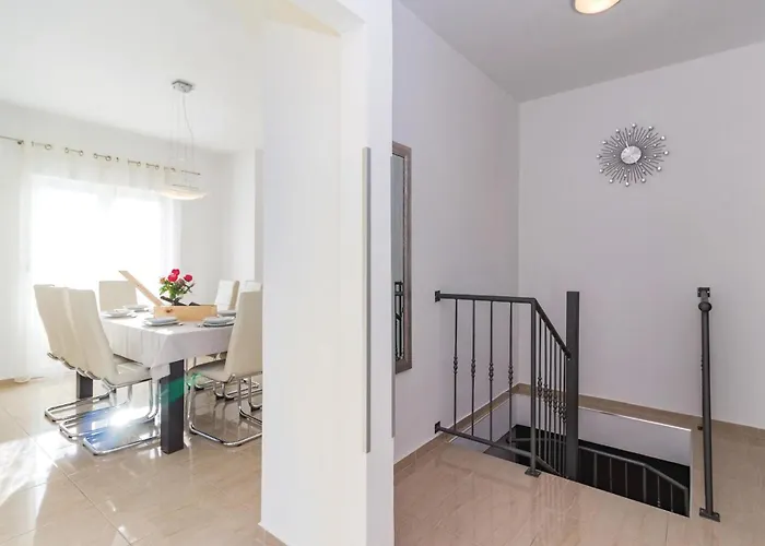 Σπίτι διακοπών 4 Bedroom Amazing In *