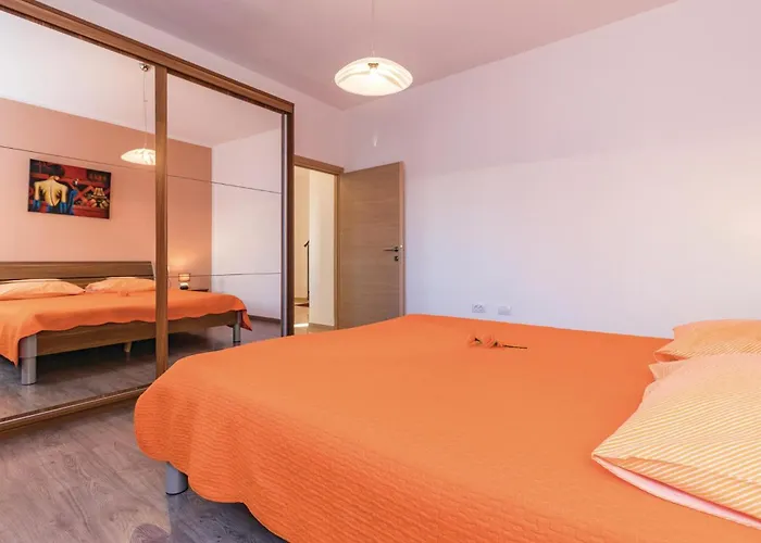 4 Bedroom Amazing In Πούλα